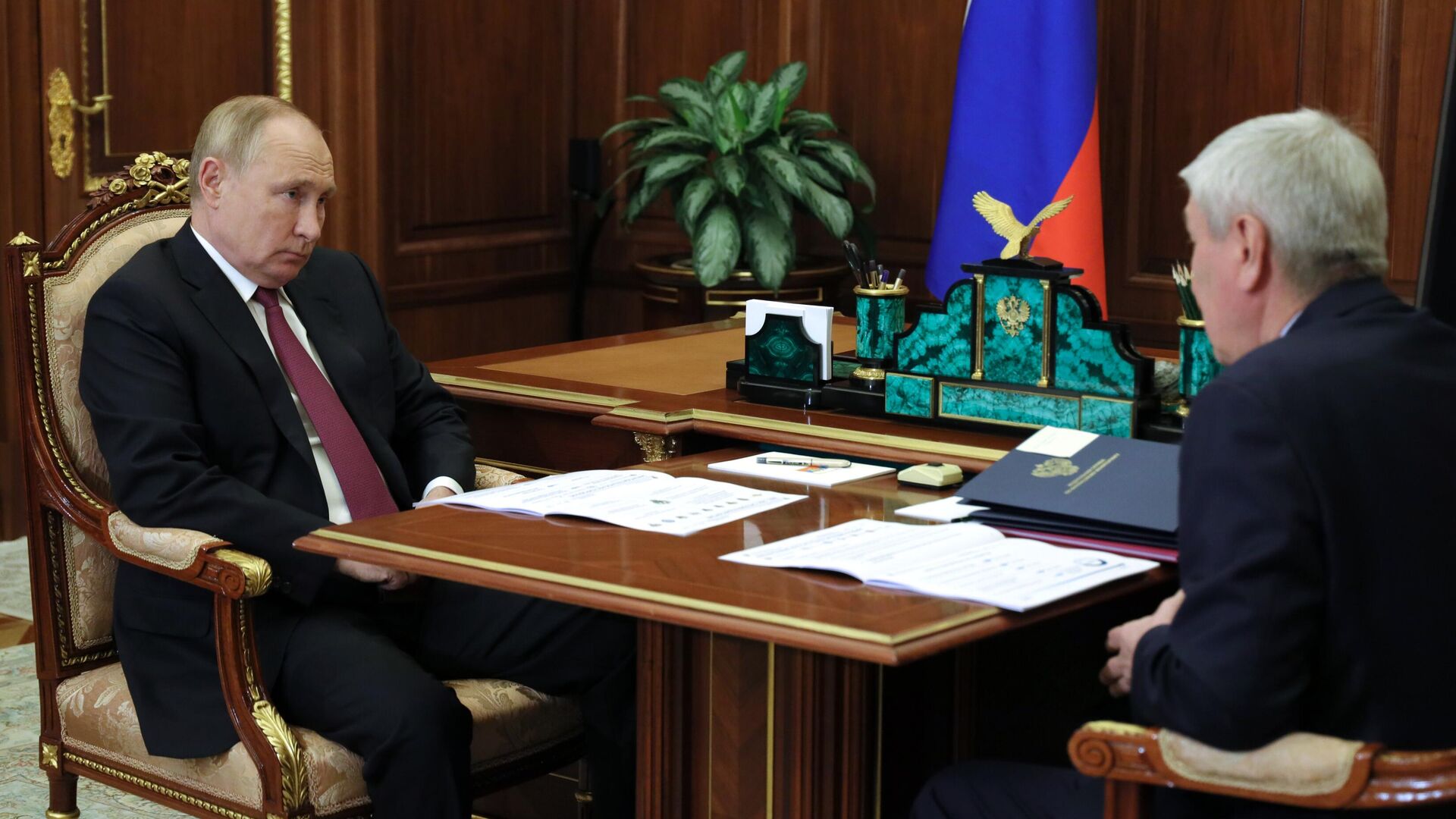Президент РФ Владимир Путин и директор Федеральной службы по финансовому мониторингу Юрий Чиханчин во время встречи - РИА Новости, 1920, 29.10.2021