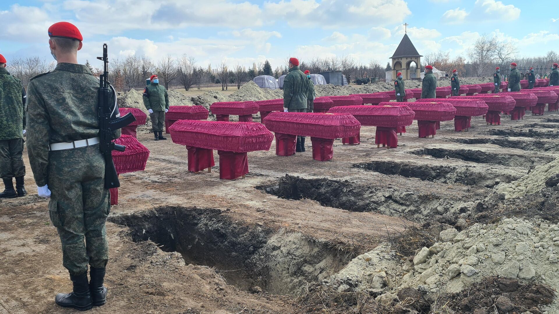 В ЛНР перезахоронили останки 50 жертв конфликта в Донбассе - РИА Новости, 1920, 02.11.2021