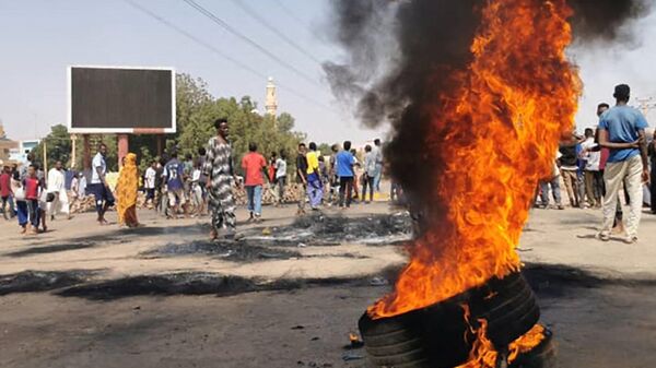 Участники акции протеста на улице в Хартуме, Судан