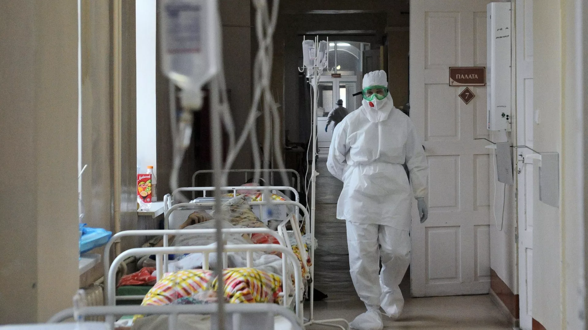 Медицинская сестра идет по больничному коридору в Тамбовской областной клинической больнице - РИА Новости, 1920, 25.01.2022