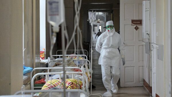 Медицинская сестра идет по больничному коридору в Тамбовской областной клинической больнице