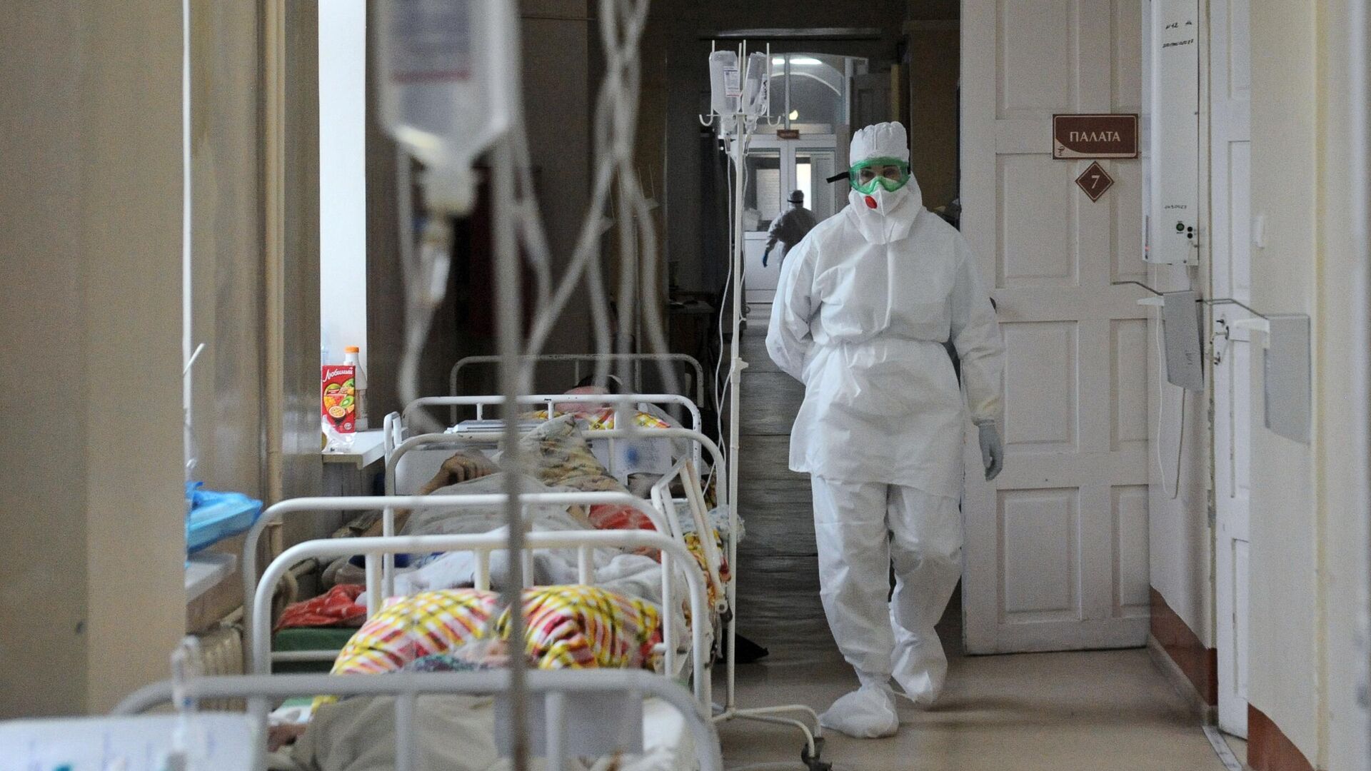 Медицинская сестра идет по больничному коридору в Тамбовской областной клинической больнице - РИА Новости, 1920, 06.11.2021