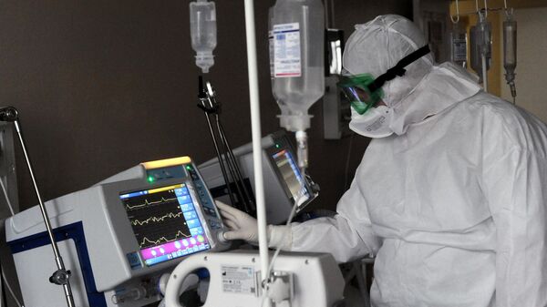 Врач-реаниматолог возле аппарата ИВЛ в реанимации Тамбовской областной клинической больницы