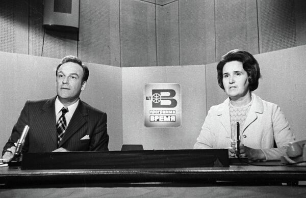 Дикторы Центрального телевидения Игорь Кириллов и Нонна Бодрова ведут программу Время. 1977 год