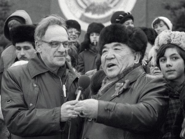 Диктор Игорь Кириллов беседует с поэтом Давидом Кугультиновым на Красной площади во время празднования 68-й годовщины Великой Октябрьской социалистической революции