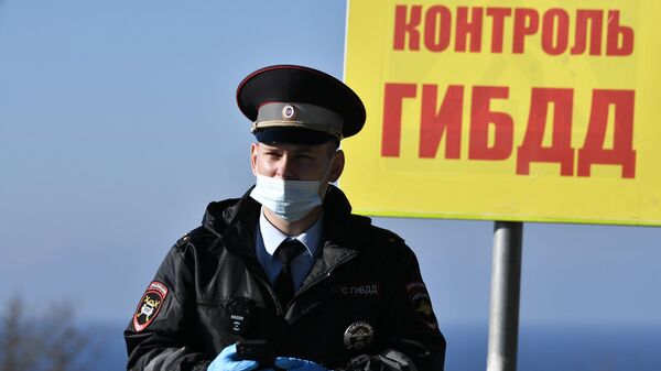 Сотрудник правоохранительных органов на блокпосту на въезде в Севастополь
