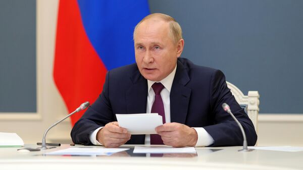 Президент РФ Владимир Путин в формате видеоконференции выступает на первом рабочем заседании глав делегаций стран - участниц Группы двадцати