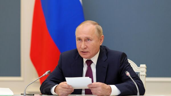 Президент РФ Владимир Путин в формате видеоконференции выступает на первом рабочем заседании глав делегаций стран - участниц Группы двадцати