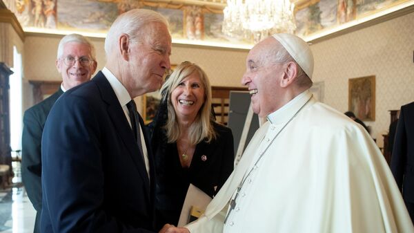 Переводчица-синхронистка Элизабетт Савиньи Ульман во время встречи в Ватикане между папой Франциском и президентом США Джо Байденом