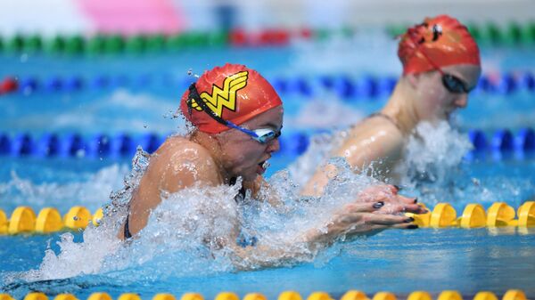 Российская пловчиха Ника Годун на дистанции 50 метров брассом в полуфинальном заплыве среди женщин на чемпионате России по плаванию в Казани.