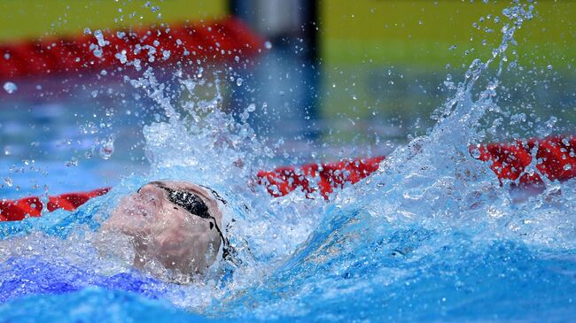 Дарья Устинова (Россия) в финальном заплыве на 200 метров на спине среди женщин на IV этапе Кубка мира по плаванию в Казани.