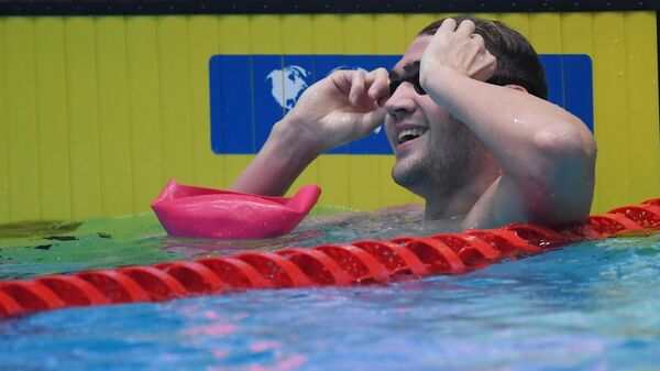 Климент Колесников (Россия) после финиша в финальном заплыве на 100 метров на спине среди мужчин на IV этапе Кубка мира по плаванию в Казани.