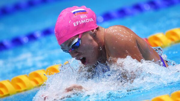 Юлия Ефимова (Россия) в финальном заплыве на 50 метров брассом среди женщин на IV этапе Кубка мира по плаванию в Казани.