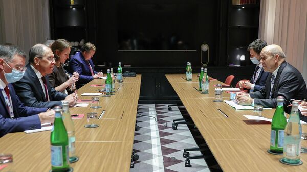 Министр иностранных дел РФ Сергей Лавров и министр иностранных дел Франции Жан-Ив ле Дриан во время встречи на полях саммита Группы двадцати в Риме