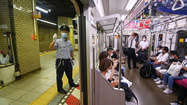 Пассажиры в метро в Токио