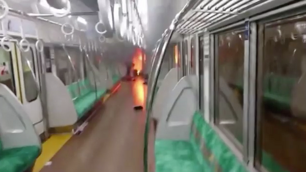 Мужчина поджег вагон в поезде в Токио. Кадр из видео
