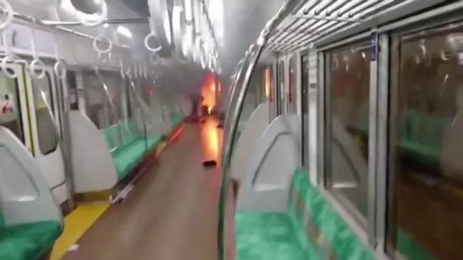 Мужчина поджег вагон в поезде в Токио. Кадр из видео