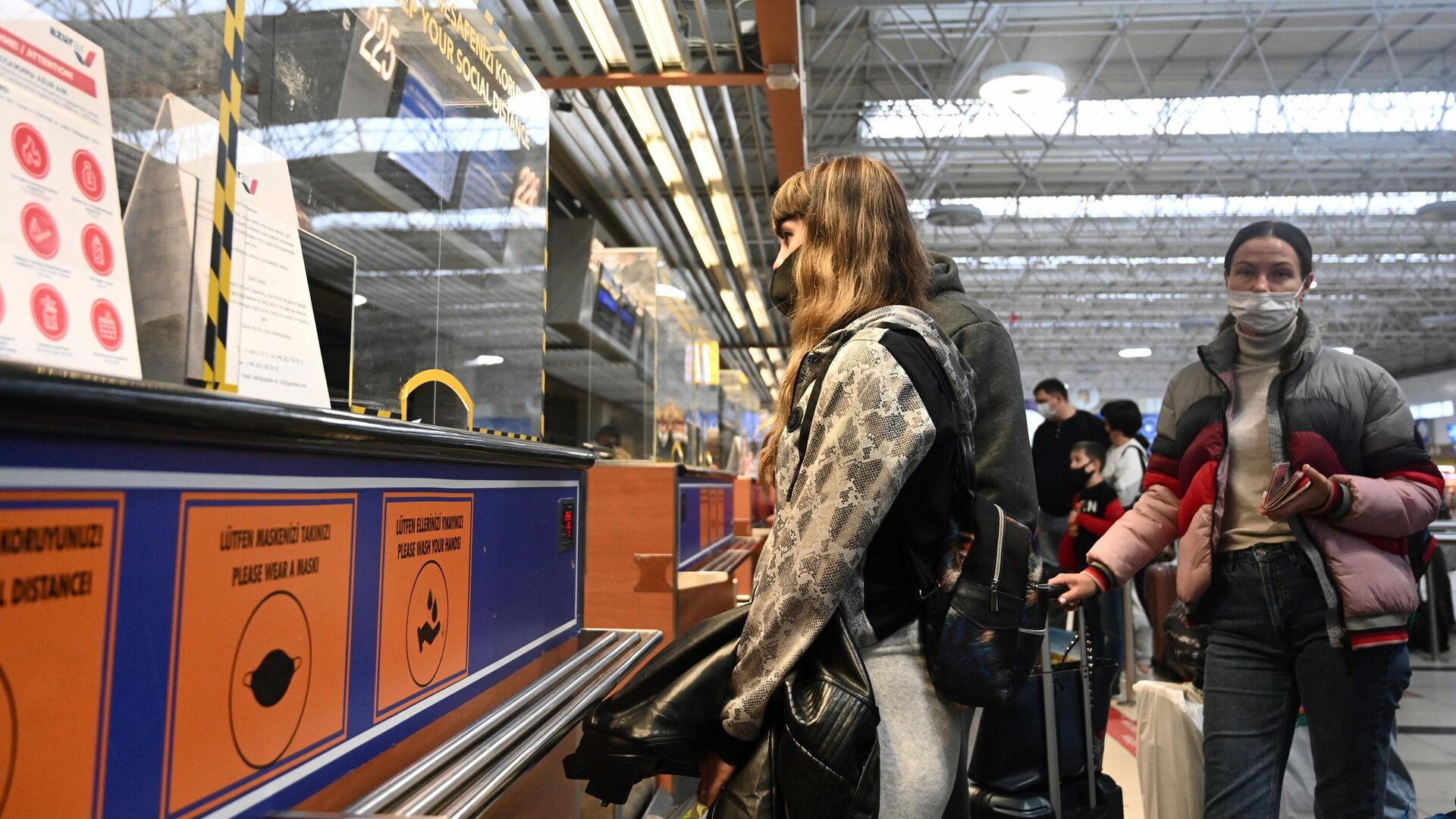 Пассажиры регистрируются на рейс в международном аэропорту Антальи в Турции - РИА Новости, 1920, 25.01.2022