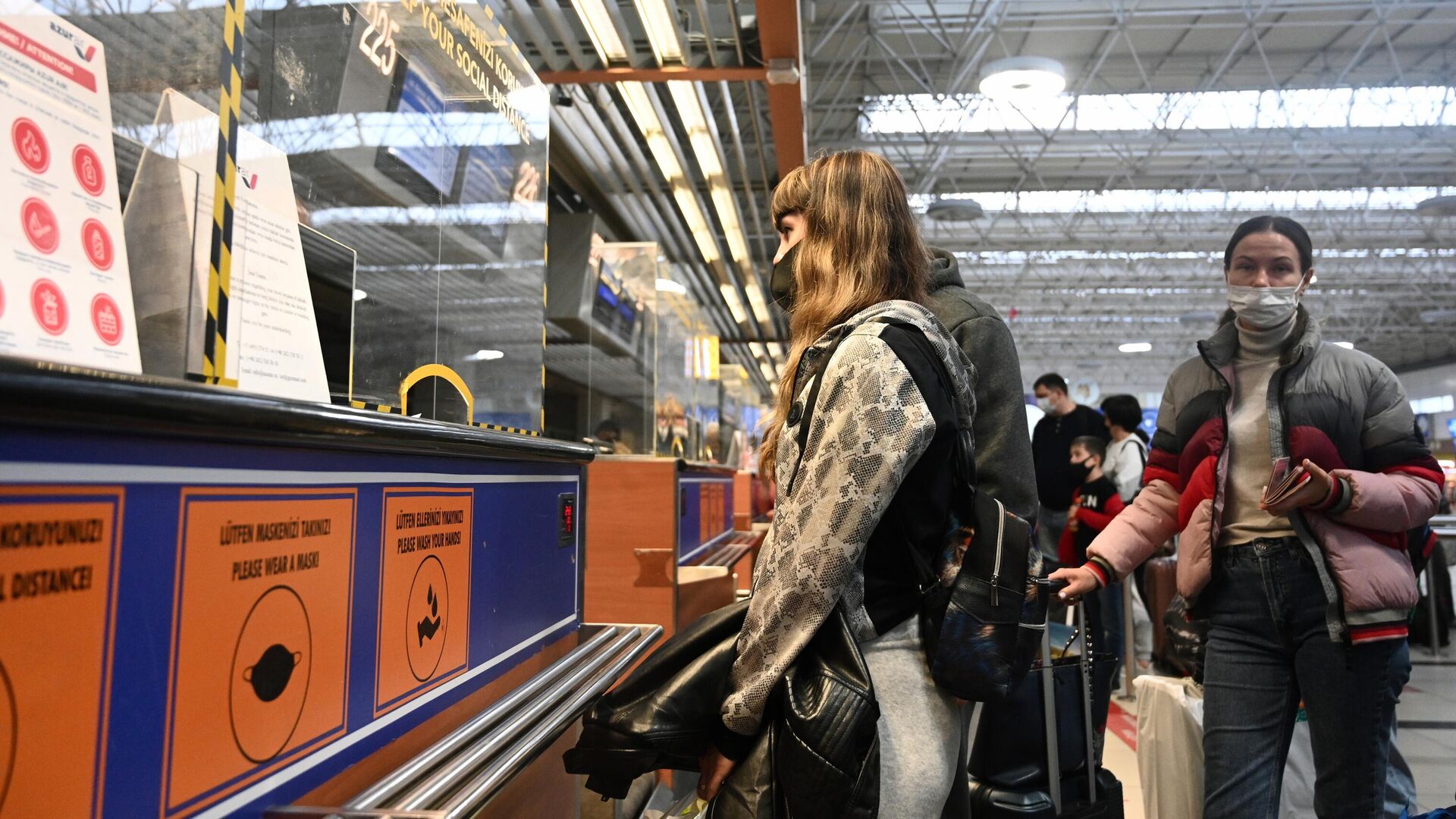 Пассажиры регистрируются на рейс в международном аэропорту Антальи в Турции - РИА Новости, 1920, 21.03.2022