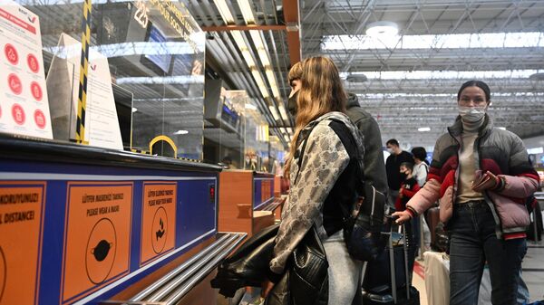 Пассажиры регистрируются на рейс в международном аэропорту Антальи в Турции