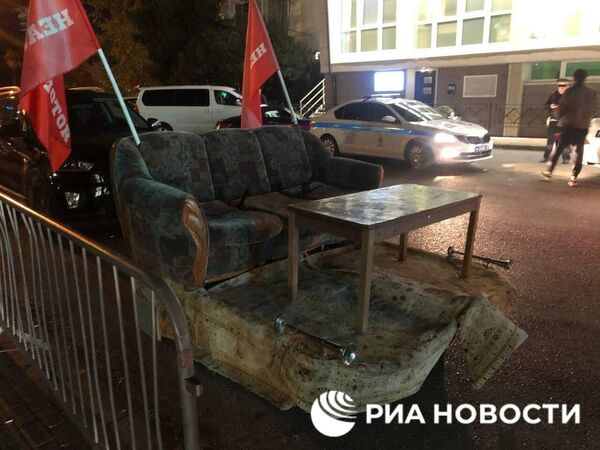 В Сочи полицейские остановили диван на колесах В Сочи полицейские остановили диван на колесах