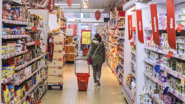 Покупательница в супермаркете сети Dia в Мадриде