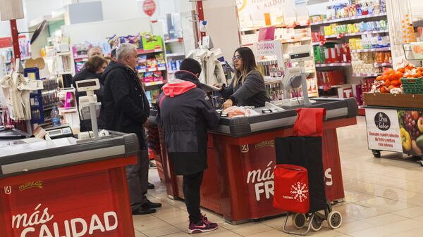 Покупатели в супермаркете сети Dia в Мадриде