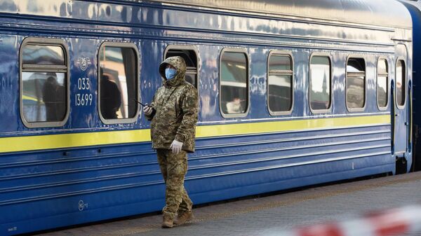 Сотрудник СБУ на железнодорожном вокзале в Киеве