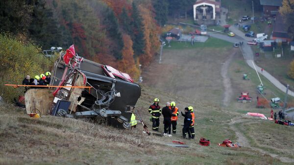 Сотрудники полиции и спасательной службы на месте падения кабины подвесной канатной дороги в районе горы Йештед в Чехии