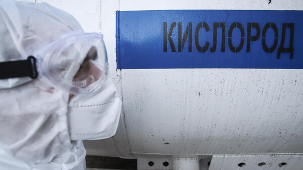 Медицинский сотрудник на территории кислородной станции в Ставропольской краевой специализированной клинической инфекционной больницы