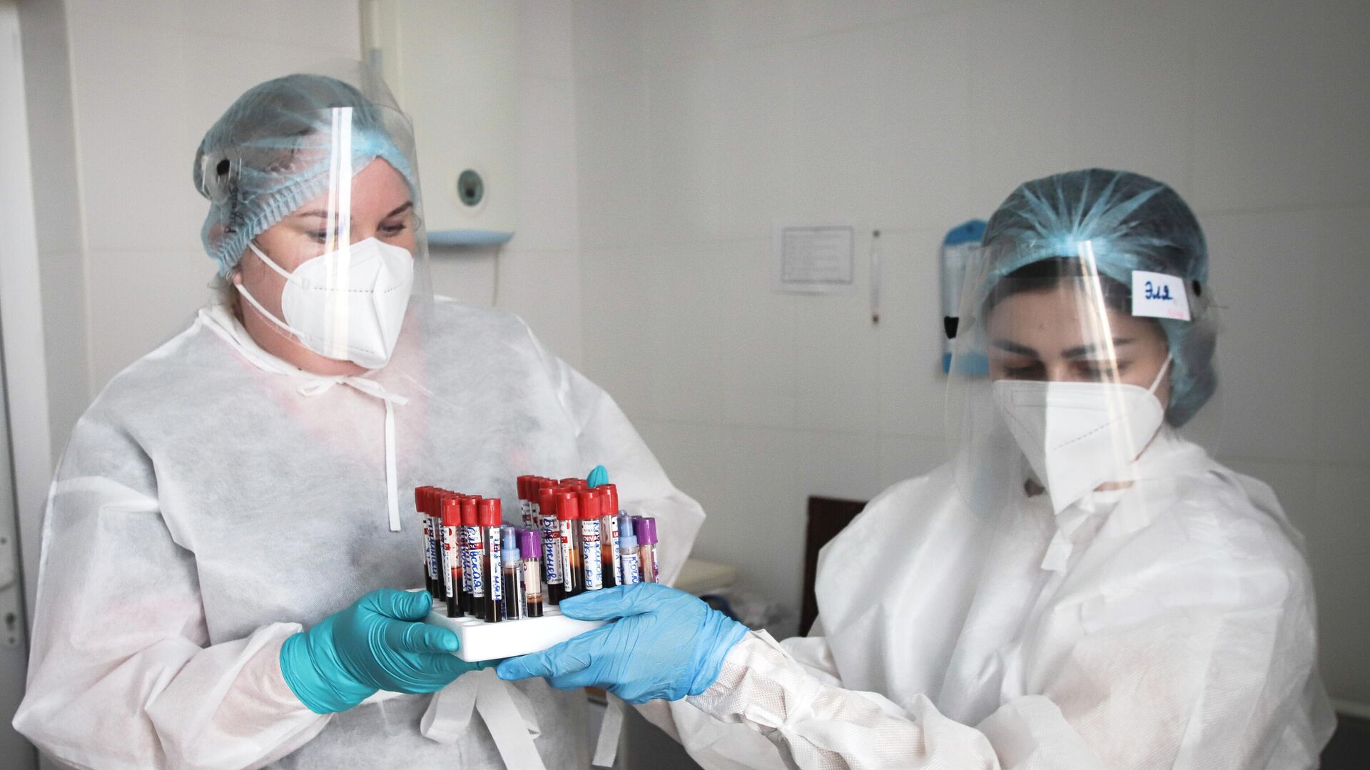 Медицинские сотрудники держат пробирки с анализами крови пациентов - РИА Новости, 1920, 09.11.2021