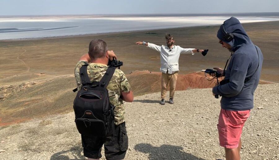 Андрей Понкратов на берегу соленого озера в Астраханской области
