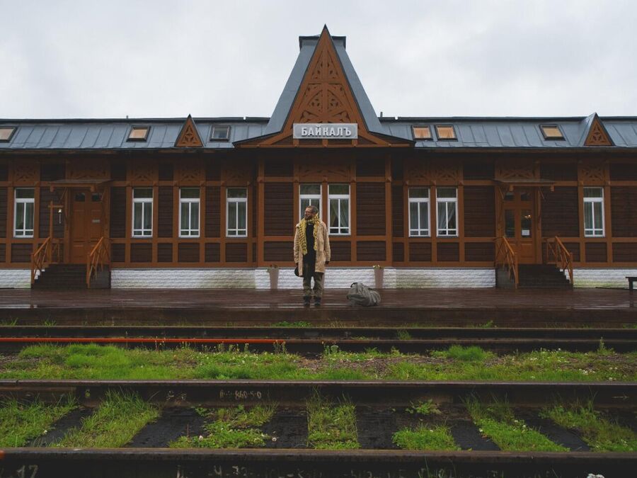 Журналист и телеведущий Андрей Понкратов на станции Кругобайкальской железной дороги (КБЖД)