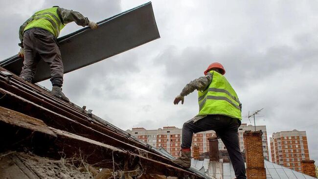 Рабочие во время сноса здания 