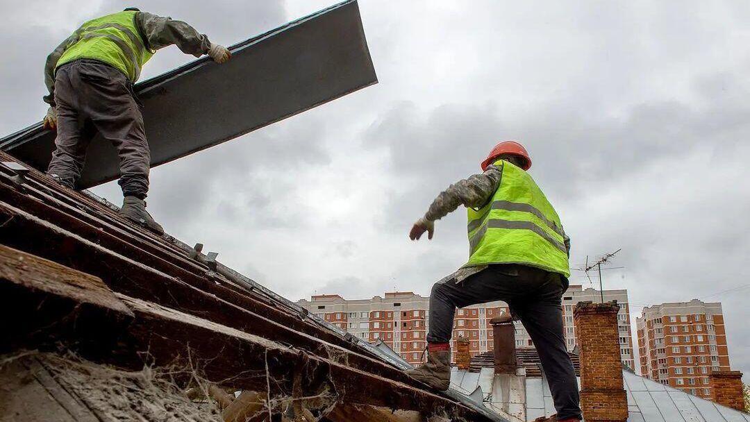 Рабочие во время сноса здания бывшей туберкулезной больницы на улице Трудовая в городском округе Подольск - РИА Новости, 1920, 01.11.2021