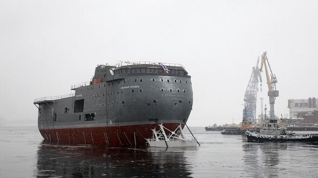 Церемония спуска на воду ледостойкой самодвижущейся платформы (ЛСП) Северный полюс проекта 00903 в Санкт-Петербурге