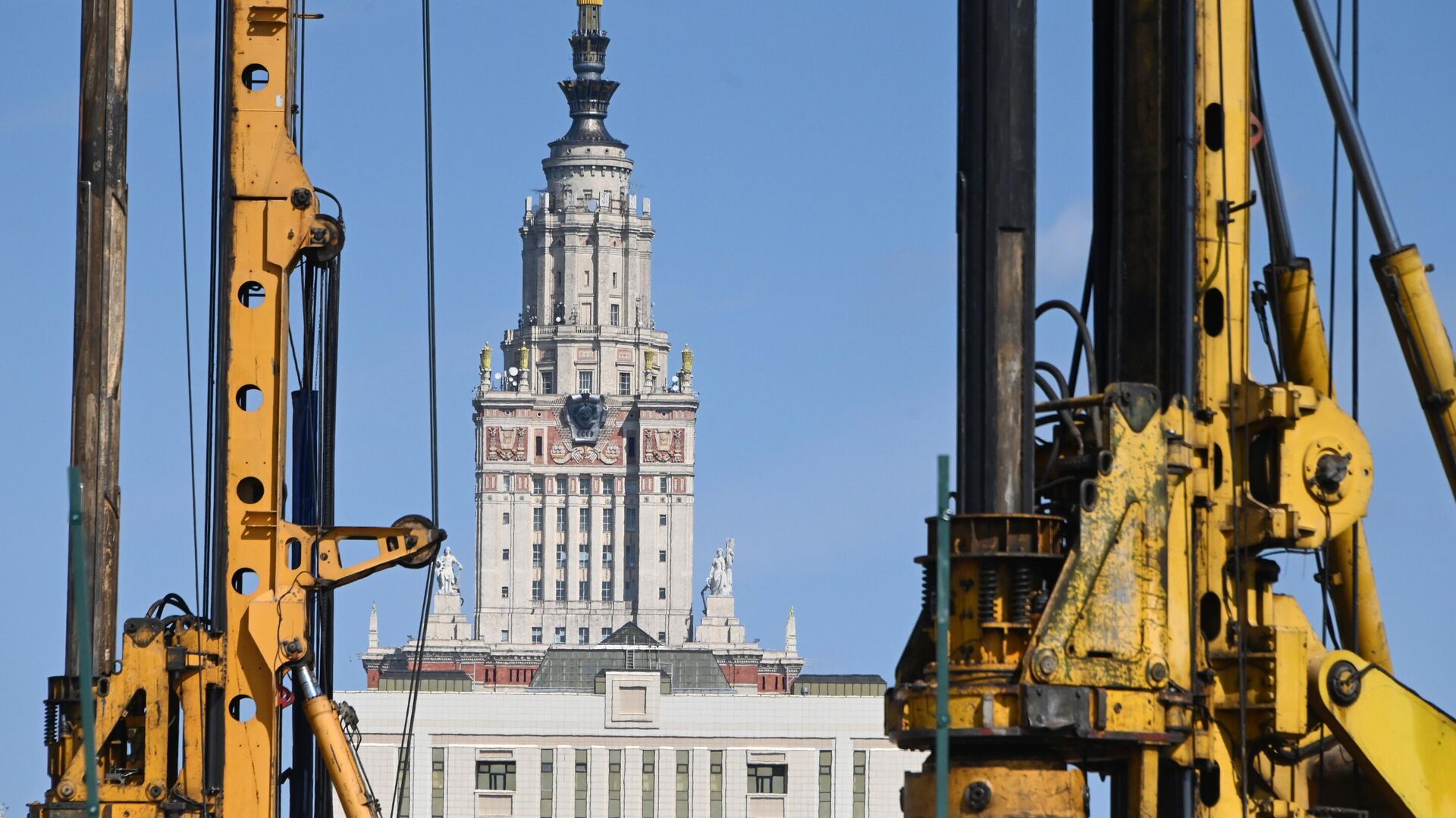 Техника на строительстве инновационного научно-технологического центра МГУ Воробьевы горы - РИА Новости, 1920, 12.04.2022