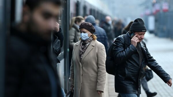 Люди выходят из электрички на станции Тушино в Москве