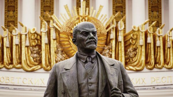 Памятник В. И. Ленину у павильона No1 Центральный на ВДНХ в Москве