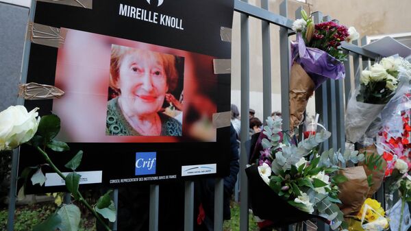 Цветы у дома, где произошло убийство Мирей Кнолль. 2018 год 