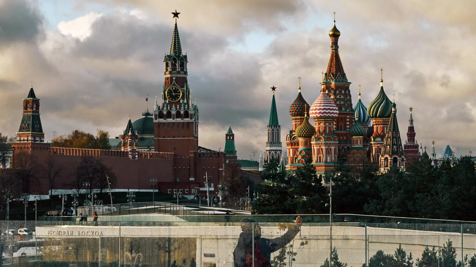 Спасская башня Московского Кремля и Покровский собор - РИА Новости, 1920, 07.10.2022