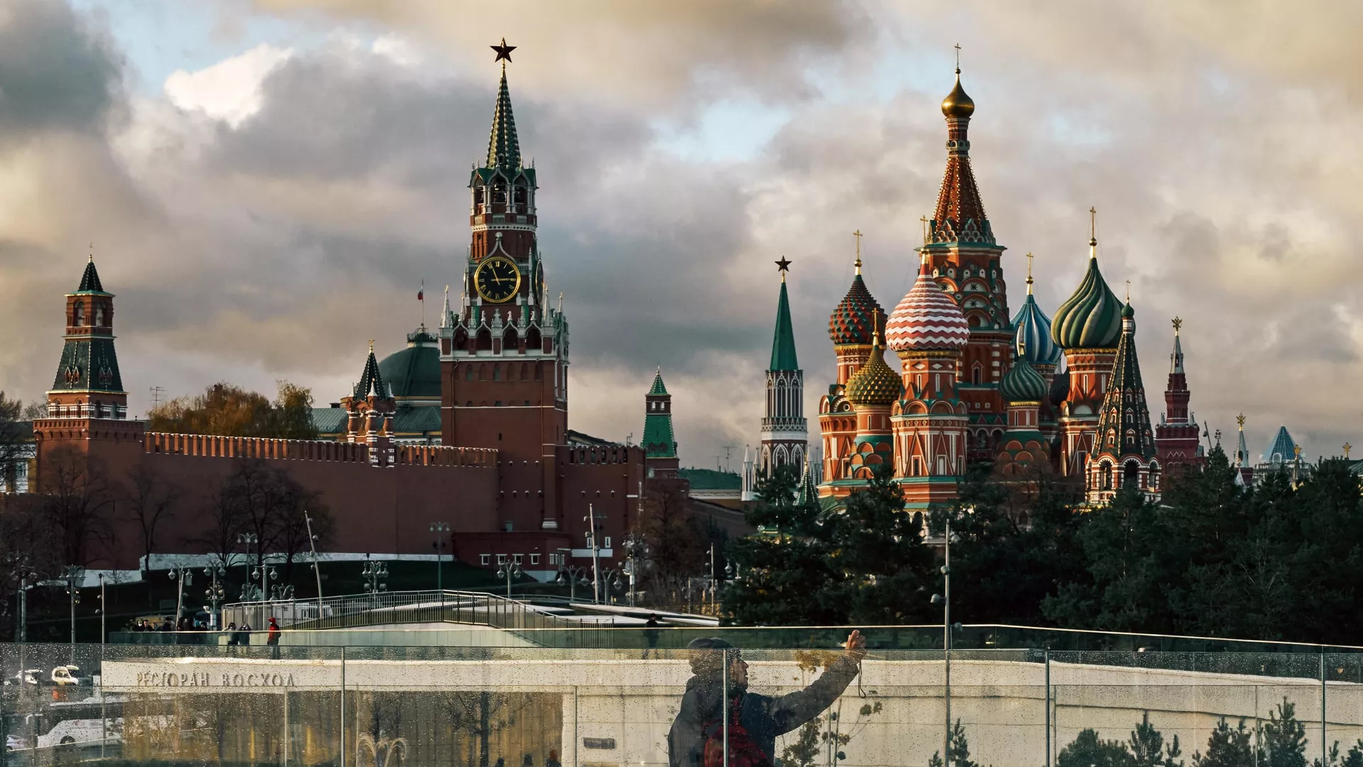 Спасская башня Московского Кремля и Покровский собор Спасская башня Московского Кремля и Покровский собор - РИА Новости, 1920, 07.10.2022