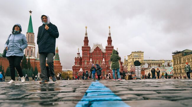 Люди на Красной площади в Москве