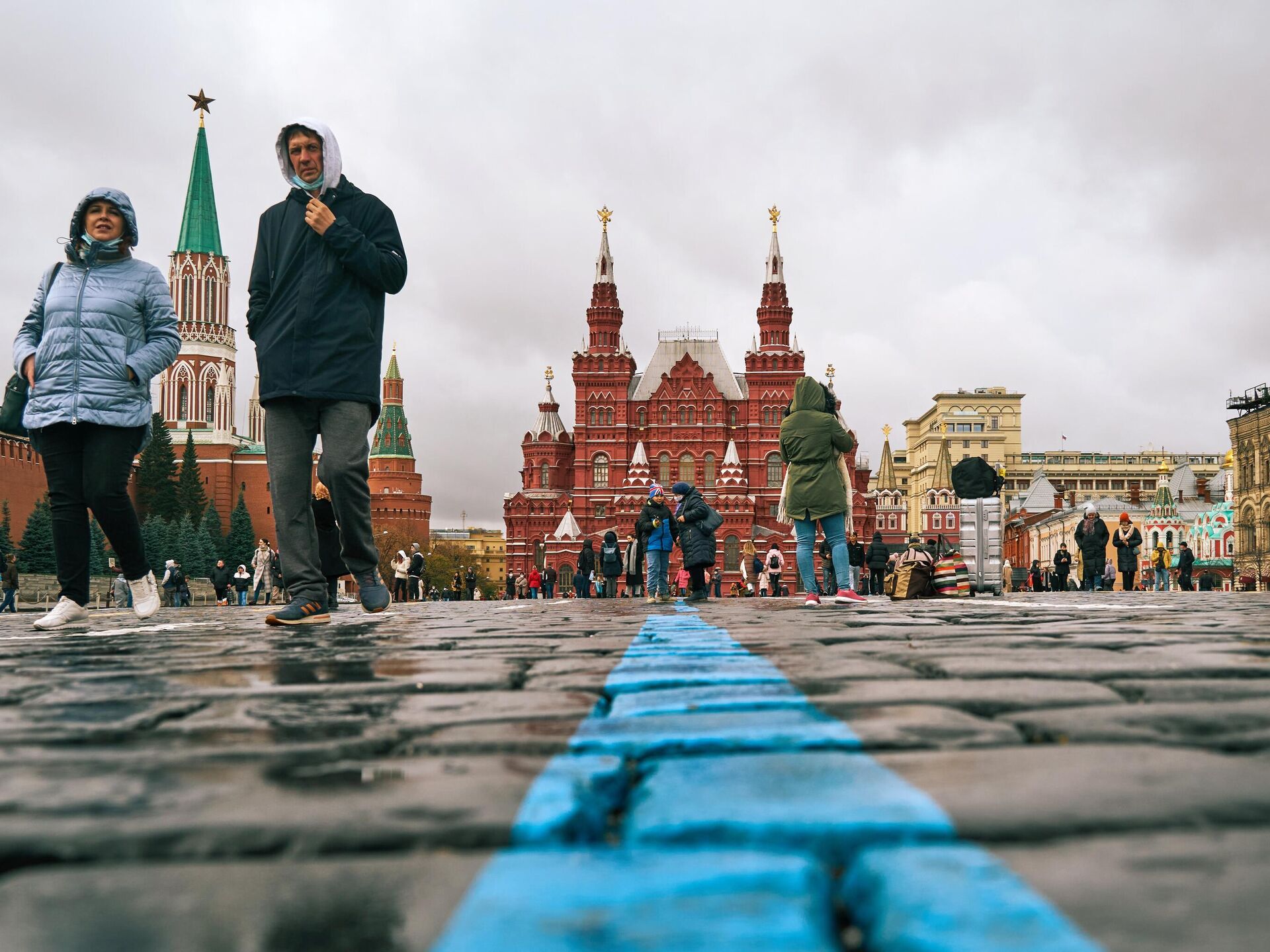 Человек пл. Красная площадь. Москва красная площадь люди. Туристы на красной площади. Туризм в Москве.