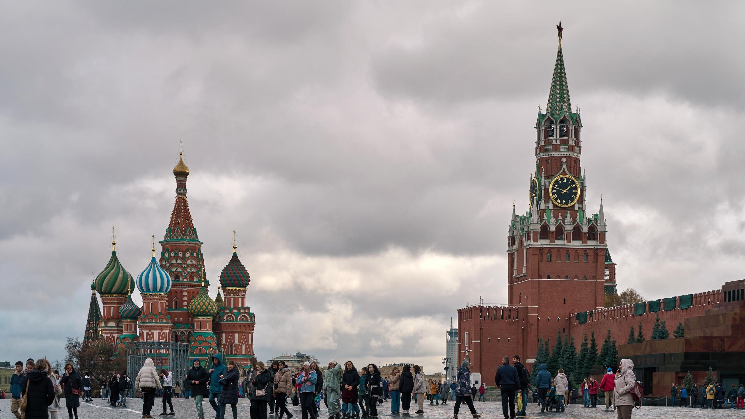 Москва площадь на человека. Красная площадь Москва 2022. Красная площадь Москва сейчас 2022. Елка в Москве 2022 на красной площади. Красная площадь Москва сейчас.