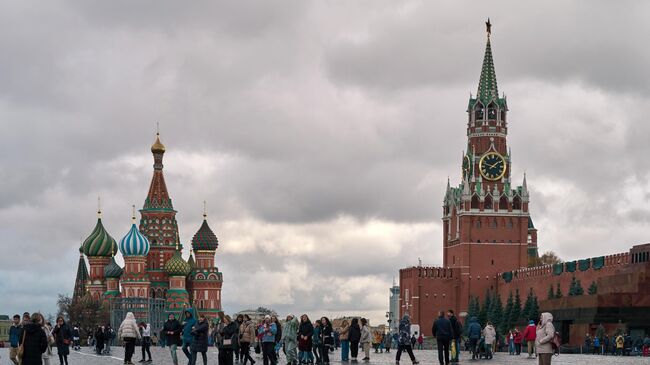 Люди на Красной площади в Москве