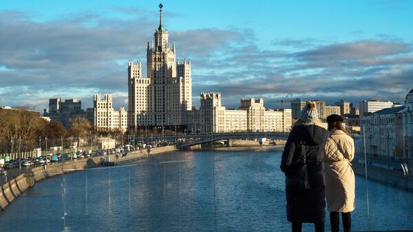 Люди на Парящем мосту в парке Зарядье в Москве