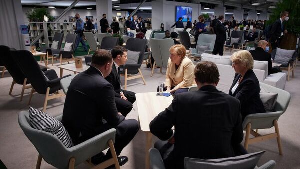 Президент Украины Владимир Зеленский и и.о. канцлера Германии Ангела Меркель во время встречи на конференции ООН по изменению климата в Глазго