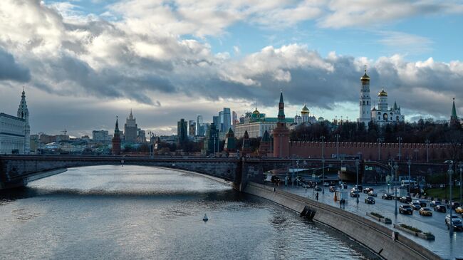 Москворецкая набережная и Большой Москворецкий мост в Москве