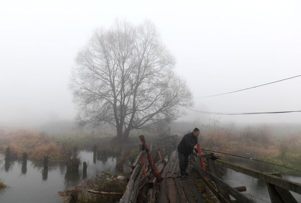 Мужчина на мосту во Владимирской области